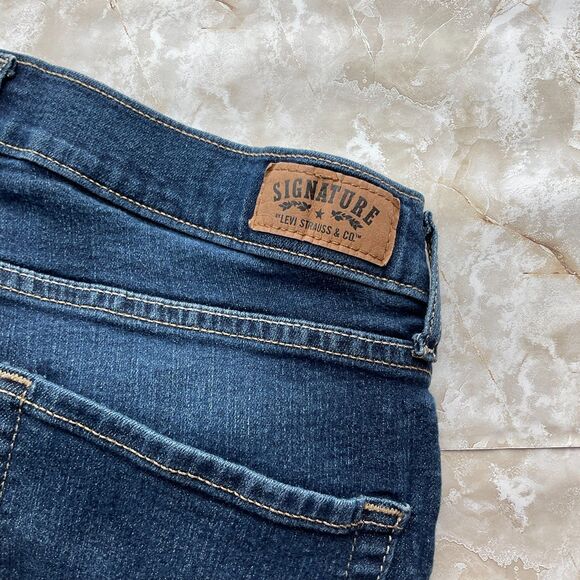 Levi Strauss Signature Curvy Straight Jeans Women's Dark Wash Distressed Raw Hem - Picture 4 of 7